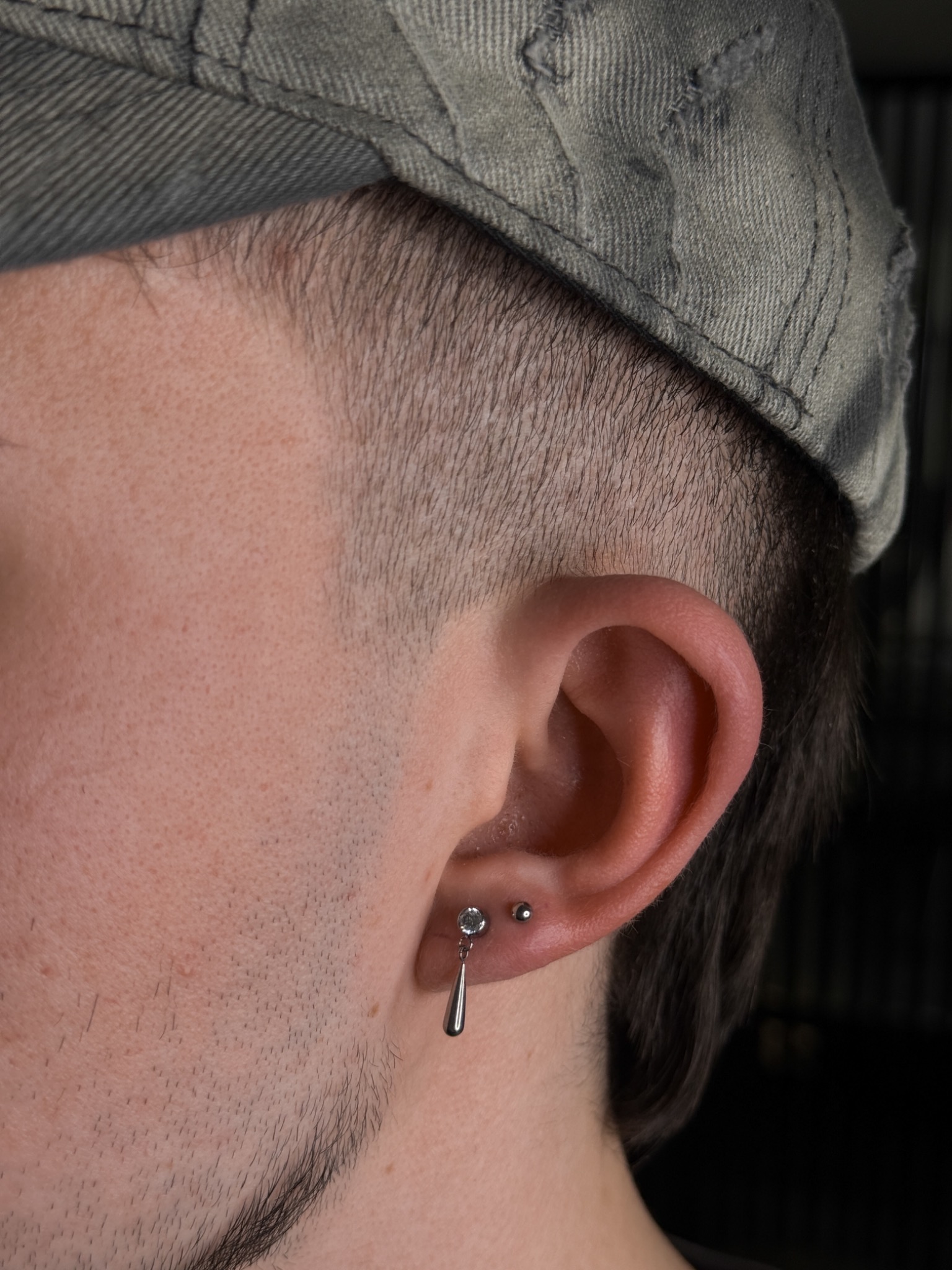 Ohrpiercing Detail in Frankfurt am Main — ZIPA Tattoo Ohrpiercing Detail in Frankfurt am Main — ZIPA Tattoo